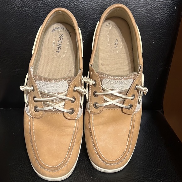 SPERRY’s womans size  8.5 medium. Tan with gold accents - Picture 2 of 8
